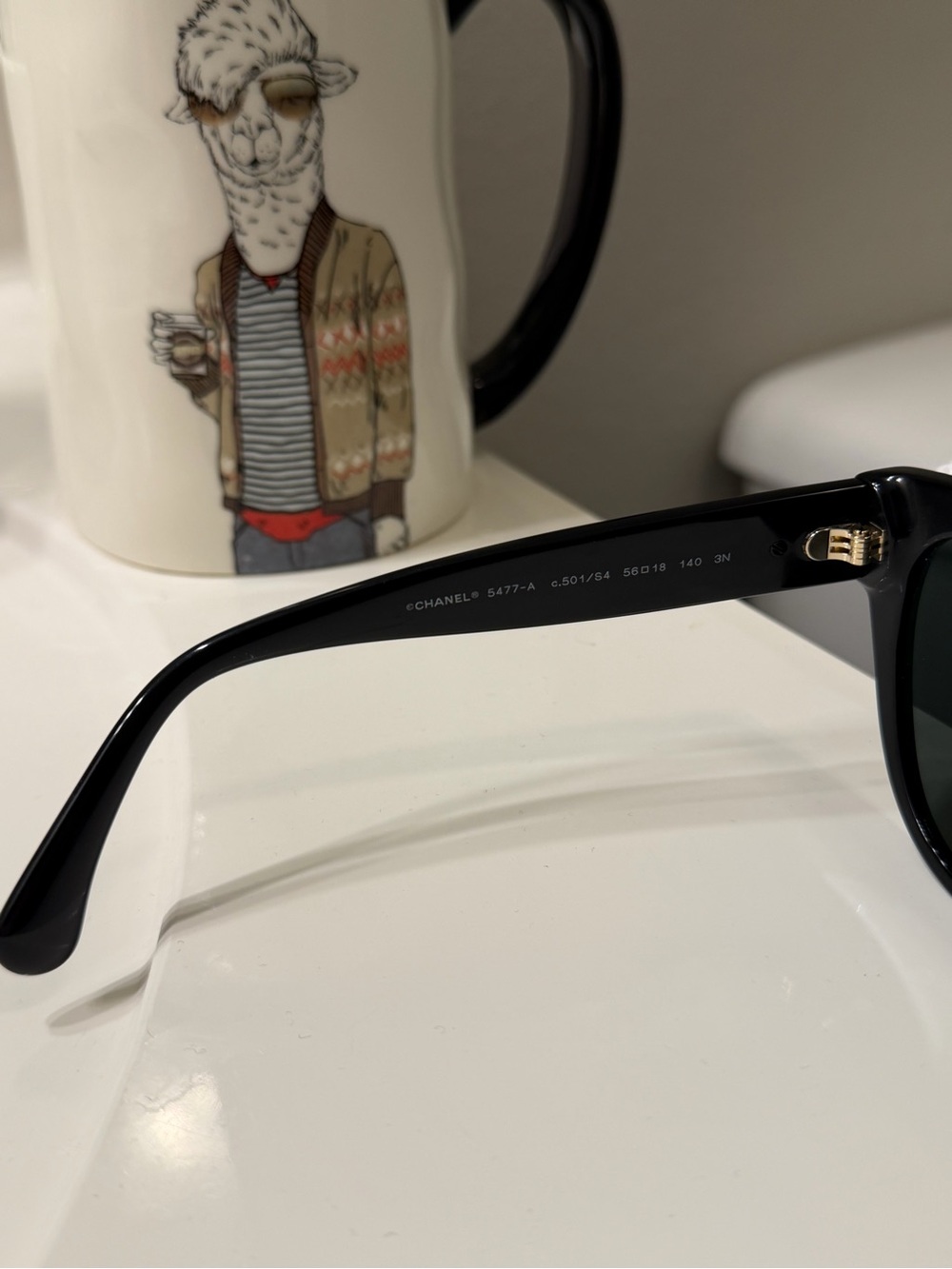 CHANEL Black Heart Logo Sunglasses - Picture 16 of 16